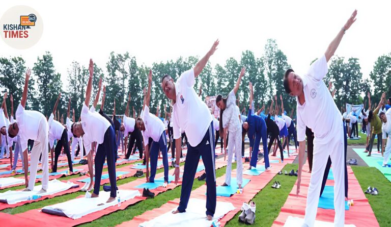 "पंतनगर स्टेडियम में योग करते हुए मंत्री गणेश जोशी और विश्वविद्यालय के छात्र – 11वां अंतरराष्ट्रीय योग दिवस 2025 का दृश्य"