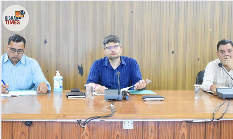 माँ नंदा देवी राजजात यात्रा की तैयारी बैठक में जिलाधिकारी संदीप तिवारी और अधिकारियों की बैठक की तस्वीर।
