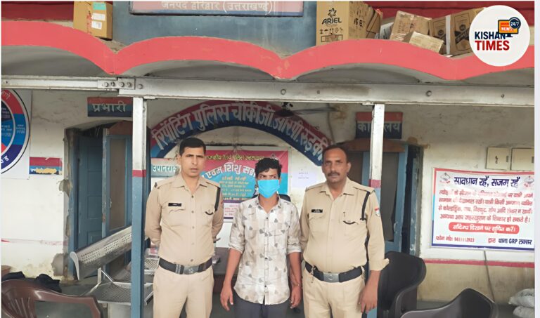 "GRP रुड़की द्वारा गिरफ्तार किया गया शातिर मोबाइल चोर जमील, साथ में बरामद मोबाइल फोन दिखाते पुलिस अधिकारी"