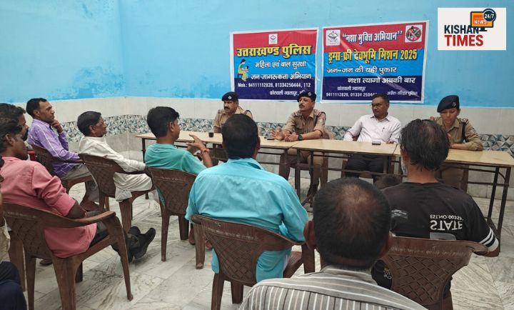 ज्वालापुर पुलिस टीम द्वारा अंबेडकर नगर में आयोजित चौपाल कार्यक्रम में नशा और साइबर अपराध से बचाव के उपाय बताते हुए अधिकारी।