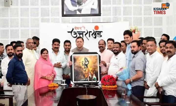 विजयी प्रत्याशी मुख्यमंत्री पुष्कर सिंह धामी से मिलते हुए – उत्तराखंड पंचायत चुनाव 2025 की खास मुलाकात"