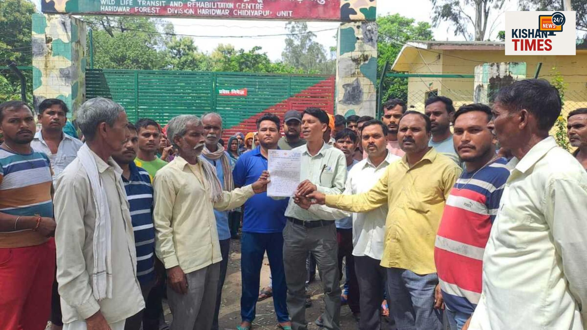 ग्रामीणों का रेस्क्यू सेंटर पर प्रदर्शन करते हुए बंदरों के आतंक से निजात की मांग करना।