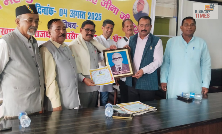 सोबन सिंह जीना विश्वविद्यालय परिसर में संगोष्ठी के दौरान वक्ता विचार रखते हुए मुख्य अतिथि मंच पर विचार साझा करते हुए सम्मान प्राप्त करते हुए विद्यालयों के छात्र-छात्राएं