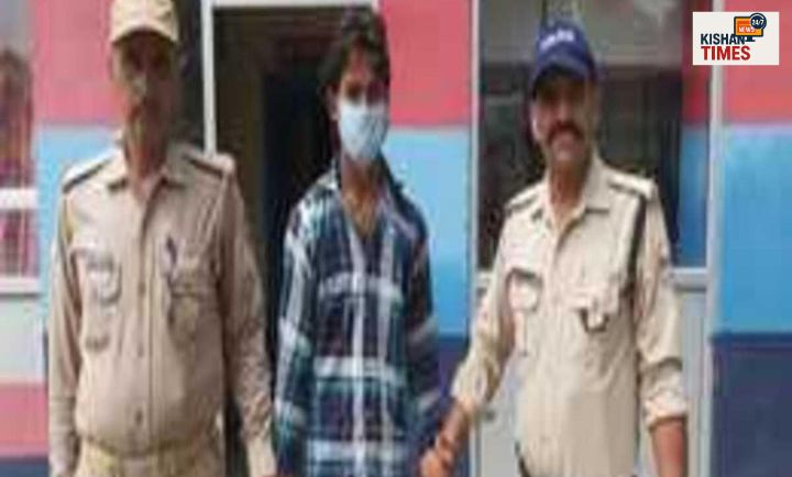 पुलिस द्वारा चोरी के आरोपी अंकुश को गिरफ्तार करते हुए।