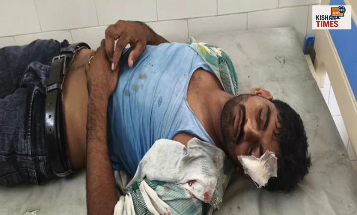 गूलरभोज रेलवे स्टेशन के पास गिरी पैसेंजर ट्रेन और मौके पर मौजूद लोग।