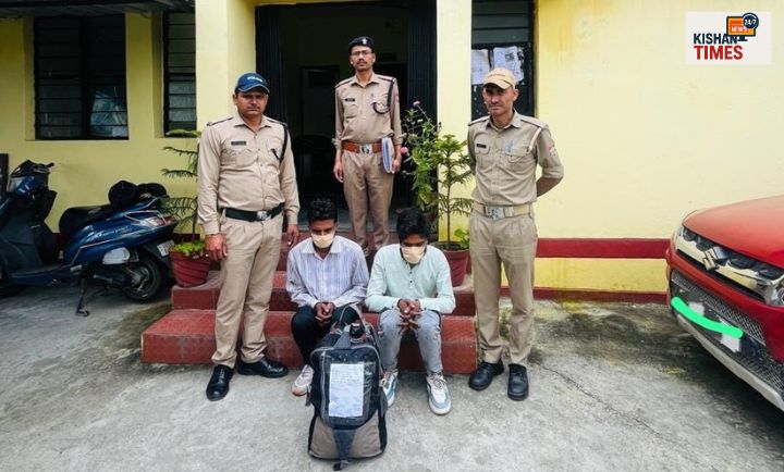 अल्मोड़ा पुलिस की गिरफ्त में आए गांजा तस्कर और बरामद की गई मोटरसाइकिल।