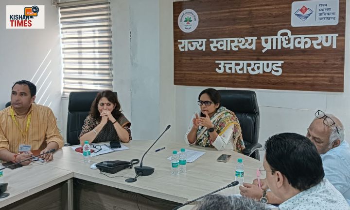 रीना जोशी स्वास्थ्य पखवाड़े में आयुष्मान सूचीबद्ध अस्पताल प्रतिनिधियों के साथ बैठक करती हुई।