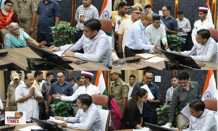 जिलाधिकारी सविन बंसल जनता दरबार में नागरिकों की समस्याएं सुनते और अधिकारियों को निर्देश देते हुए