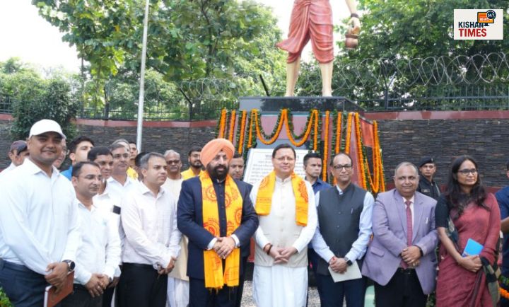 राज्यपाल गुरमीत सिंह और मुख्यमंत्री पुष्कर सिंह धामी भगीरथ उद्यान में भव्य राजा भगीरथ प्रतिमा का अनावरण करते हुए