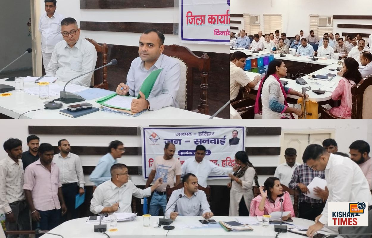 "हरिद्वार डीएम मयूर दीक्षित अधिकारियों की बैठक लेते हुए"