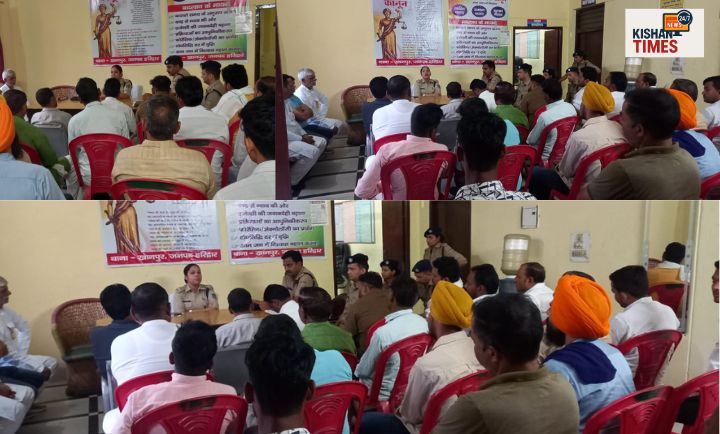 खानपुर थाना परिसर में पुलिस और नागरिकों की बैठक, जिसमें त्योहारों से पहले सुरक्षा व अपराध रोकथाम पर चर्चा की जा रही है।