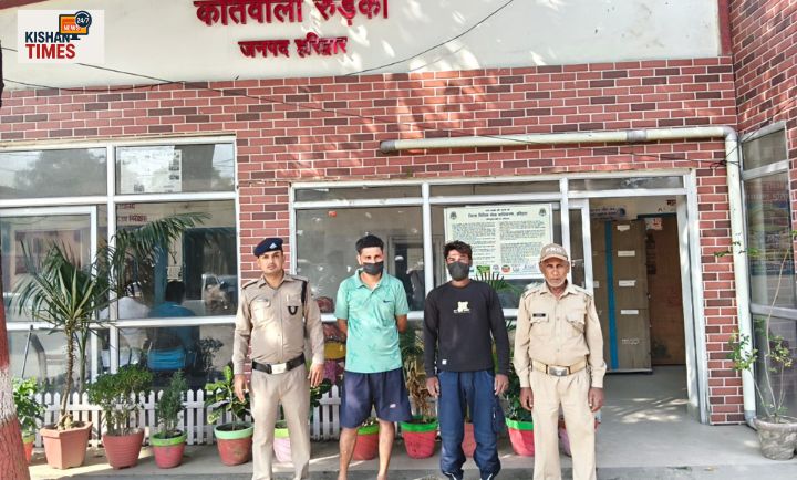 रुड़की पुलिस टीम द्वारा रात में शांति व्यवस्था सुनिश्चित करने के लिए गश्त करते जवान