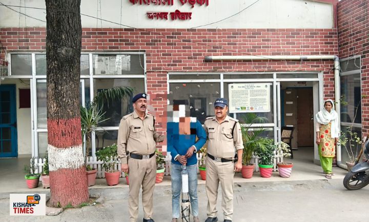 रुड़की पुलिस टीम द्वारा पकड़े गए मोटर चोरों और बरामद समर सेबल के साथ फोटो।