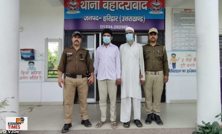 थाना बहादराबाद पुलिस टीम ने ग्राम घोडेवाला से दो वारंटियों को गिरफ्तार किया।