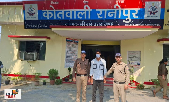 रानीपुर पुलिस टीम ने बहादराबाद काली मंदिर मार्ग से नाबालिग के अपहरणकर्ता को गिरफ्तार किया।