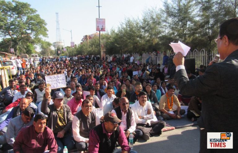 देहरादून परेड ग्राउंड में उपनल कर्मचारियों के समर्थन में भाषण देते सूर्यकांत धस्माना
