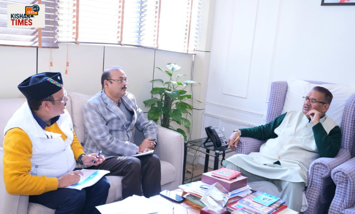 देहरादून में पीएमजीएसवाई की समीक्षा बैठक करते ग्राम्य विकास मंत्री गणेश जोशी