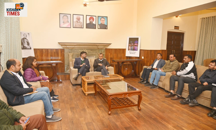 हरिद्वार में अवैध अतिक्रमण और सफाई अभियान को लेकर अधिकारियों के साथ बैठक करते जिलाधिकारी मयूर दीक्षित