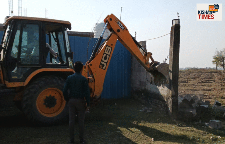 हरिद्वार सज्जनपुर पीली में सरकारी भूमि से अतिक्रमण हटाते प्रशासन की टीम