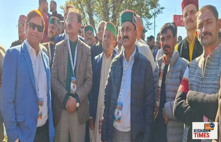 हिमाचल मंत्री जगमोहन सिंह चौहान चालदा महाराज की आगवानी करते हुए श्रद्धालुओं संग