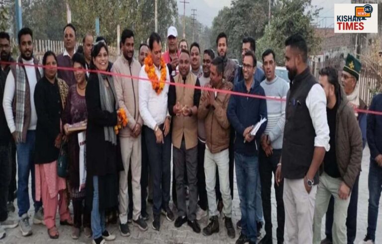 “ऋषिकेश रेलवे रोड इंटरलॉकिंग सड़क लोकार्पण करते विधायक प्रेमचंद अग्रवाल”