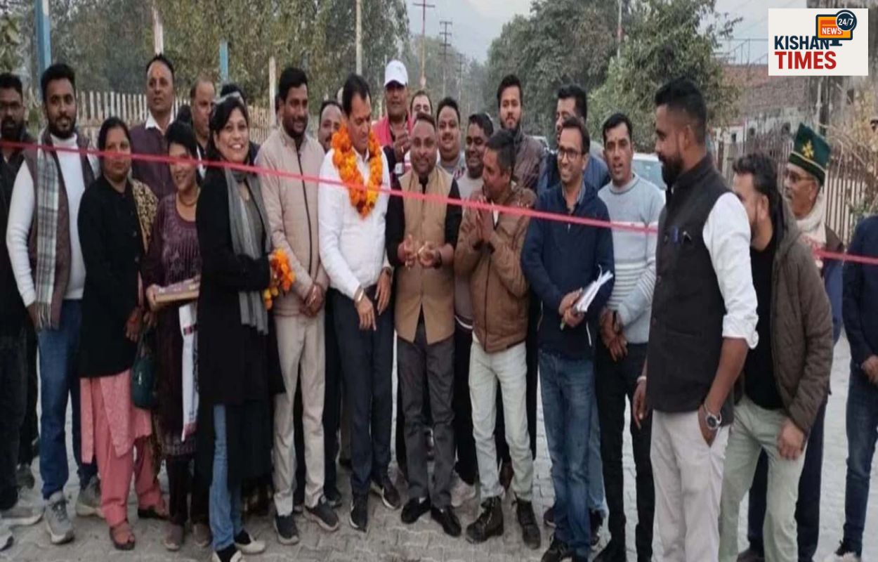 “ऋषिकेश रेलवे रोड इंटरलॉकिंग सड़क लोकार्पण करते विधायक प्रेमचंद अग्रवाल”