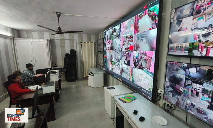 ग्राम चौपाल में ग्रामीणों की समस्याएं सुनते अधिकारी