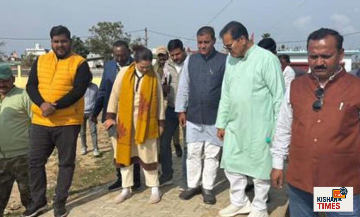 केशवपुरी बस्ती में निर्माणाधीन पार्क का निरीक्षण करते विधायक प्रेमचंद अग्रवाल