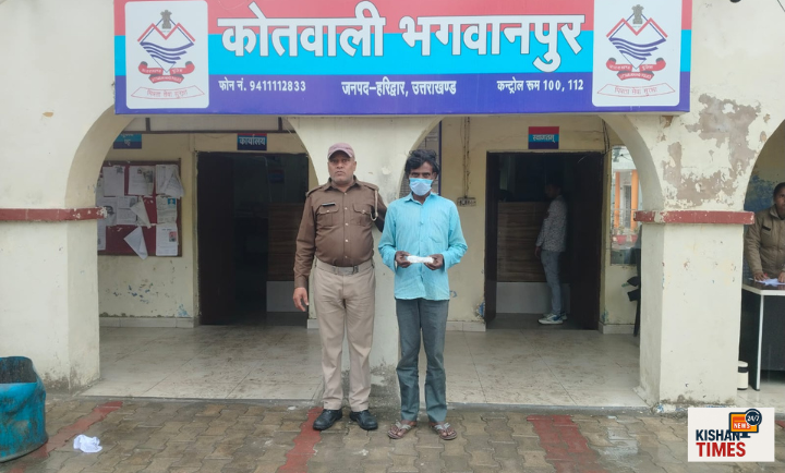 भगवानपुर में चेकिंग के दौरान पुलिस ने चाकू सहित संदिग्ध को पकड़ा