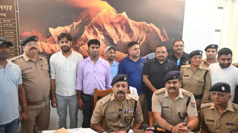 हरिद्वार पुलिस ने 10 दिन की कड़ी मेहनत के बाद चोरी हुई 4 माह की मासूम बच्ची को सकुशल बरामद कर तीन आरोपियों को गिरफ्तार किया।