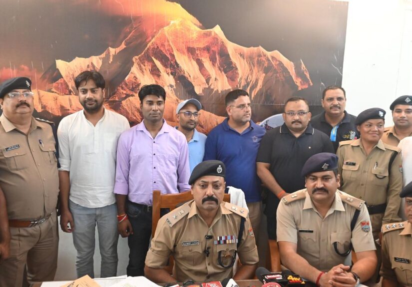 हरिद्वार पुलिस ने 10 दिन की कड़ी मेहनत के बाद चोरी हुई 4 माह की मासूम बच्ची को सकुशल बरामद कर तीन आरोपियों को गिरफ्तार किया।