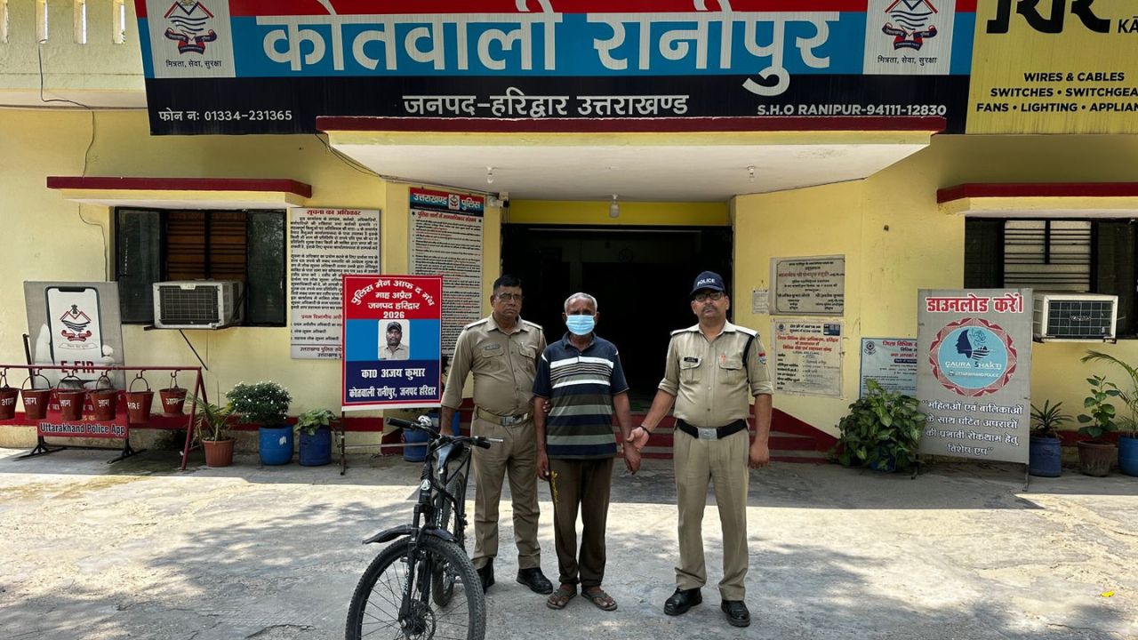 चोरी की AVON WAKA साइकिल के साथ गिरफ्तार हिस्ट्रीशीटर आरोपी और रानीपुर पुलिस टीम