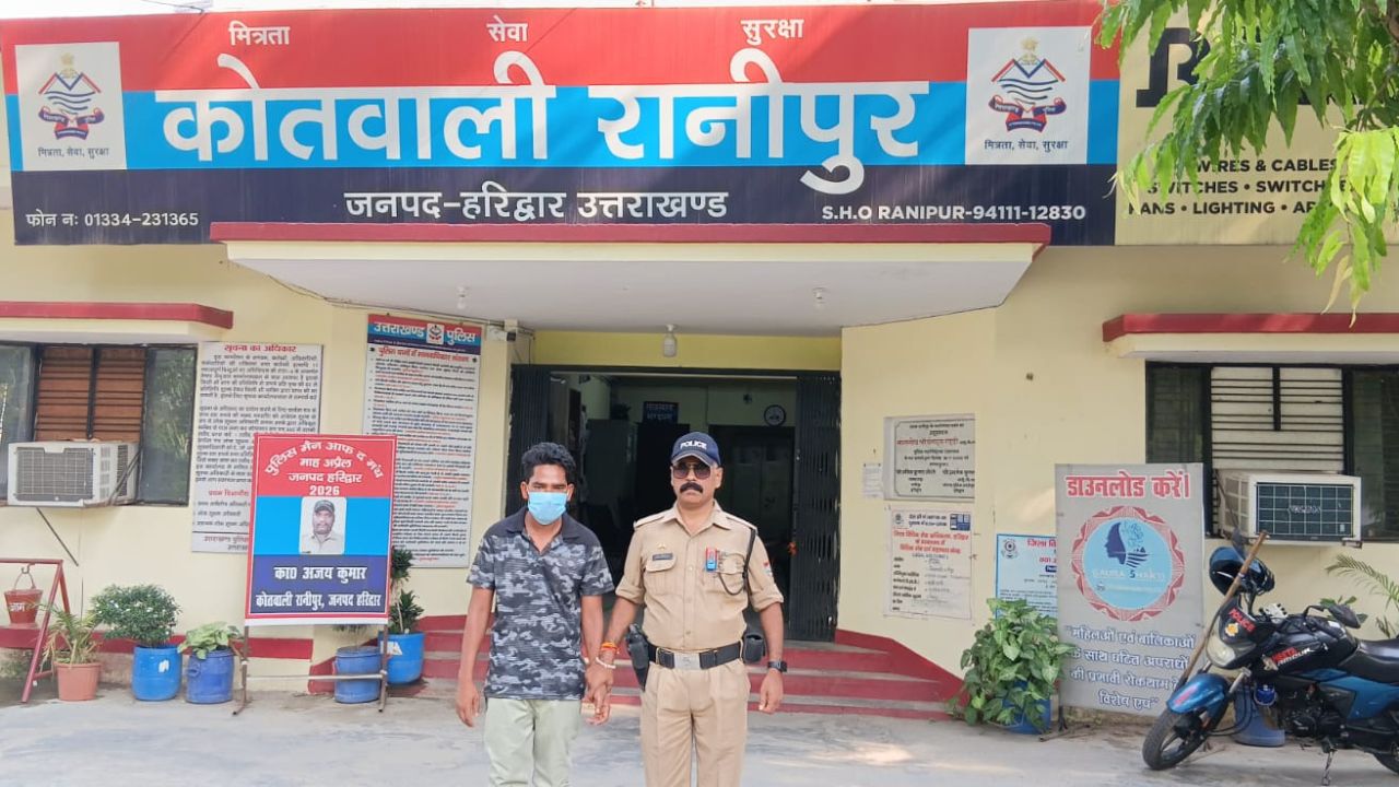 ऑपरेशन प्रहार के तहत गिरफ्तार वारंटी अभियुक्त के साथ रानीपुर पुलिस टीम