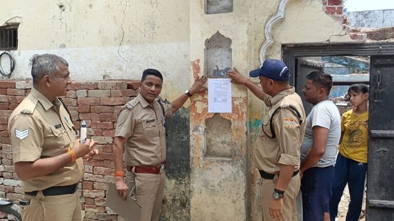 भगवानपुर में फरार आरोपियों के घर धारा 84 बीएनएसएस के तहत उद्घोषणा करती हरिद्वार पुलिस