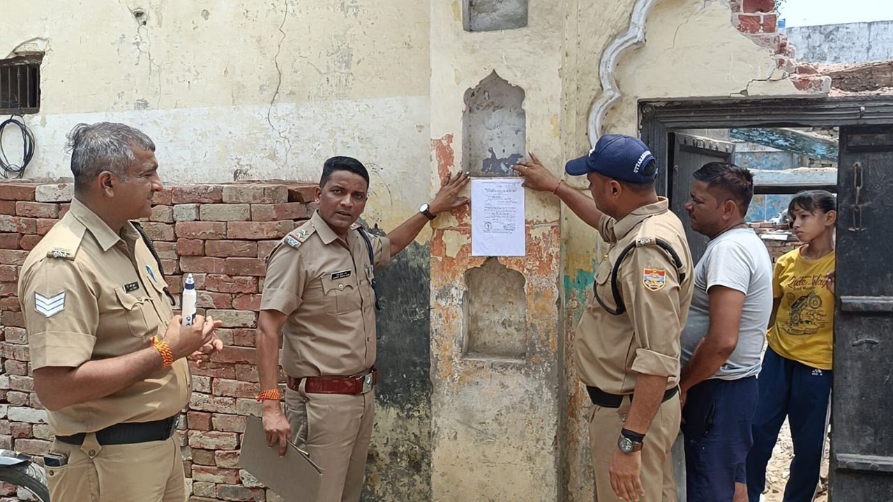भगवानपुर में फरार आरोपियों के घर धारा 84 बीएनएसएस के तहत उद्घोषणा करती हरिद्वार पुलिस