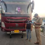 हरिद्वार में बसों का निरीक्षण करती यातायात पुलिस और परिवहन विभाग की टीम