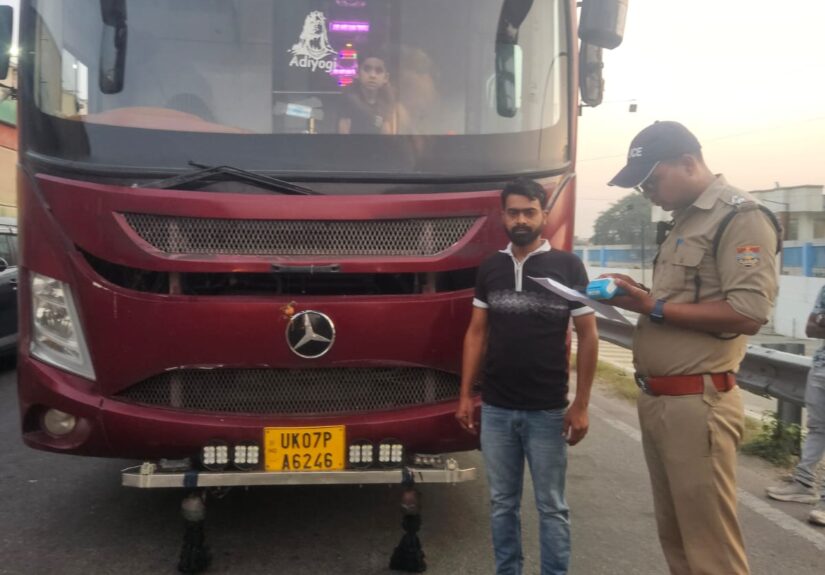 हरिद्वार में बसों का निरीक्षण करती यातायात पुलिस और परिवहन विभाग की टीम
