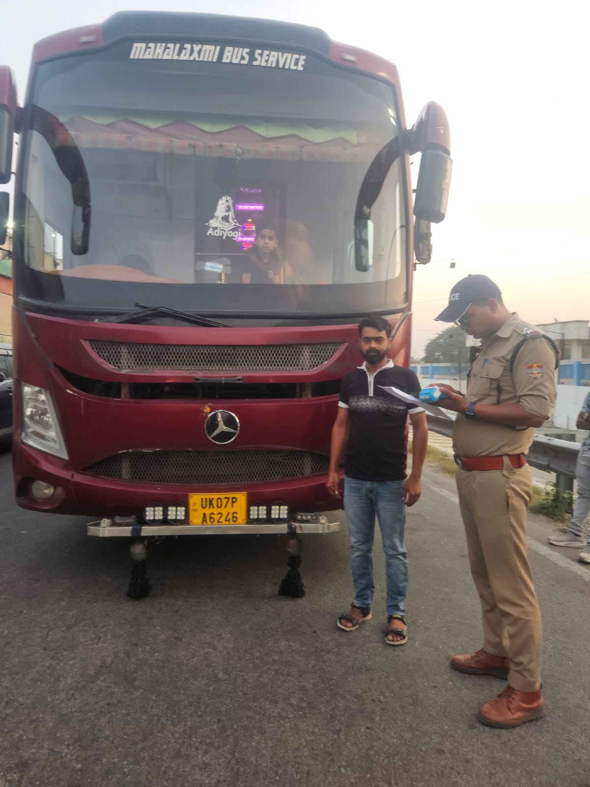 हरिद्वार में बसों का निरीक्षण करती यातायात पुलिस और परिवहन विभाग की टीम