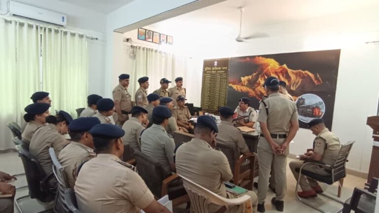 हरिद्वार में विवेचकों की समीक्षा बैठक लेते एसपी सिटी अभय सिंह