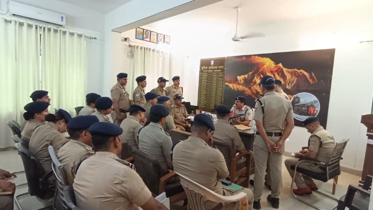 हरिद्वार में विवेचकों की समीक्षा बैठक लेते एसपी सिटी अभय सिंह