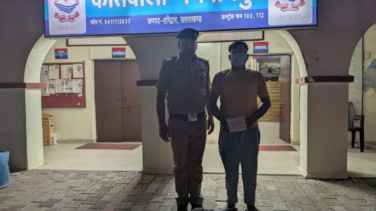 भगवानपुर पुलिस द्वारा ऑपरेशन प्रहार के तहत 52 टेट्रा पैक अवैध देशी शराब के साथ गिरफ्तार आरोपी।