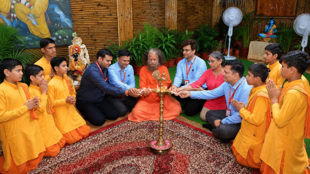 परमार्थ निकेतन और मेदान्ता द मेडिसिटी के निःशुल्क मल्टीस्पेशियलिटी स्वास्थ्य शिविर में मरीजों की स्वास्थ्य जांच करते विशेषज्ञ चिकित्सक।