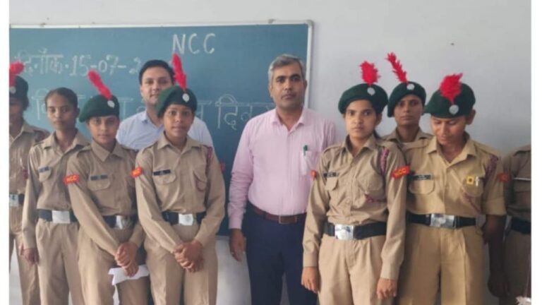 विश्व युवा कौशल दिवस 2026 पर हर्ष विद्या मंदिर पीजी कॉलेज रायसी में विद्यार्थियों और एनसीसी कैडेटों को संबोधित करते कॉलेज सचिव डॉ. हर्ष कुमार दौलत।