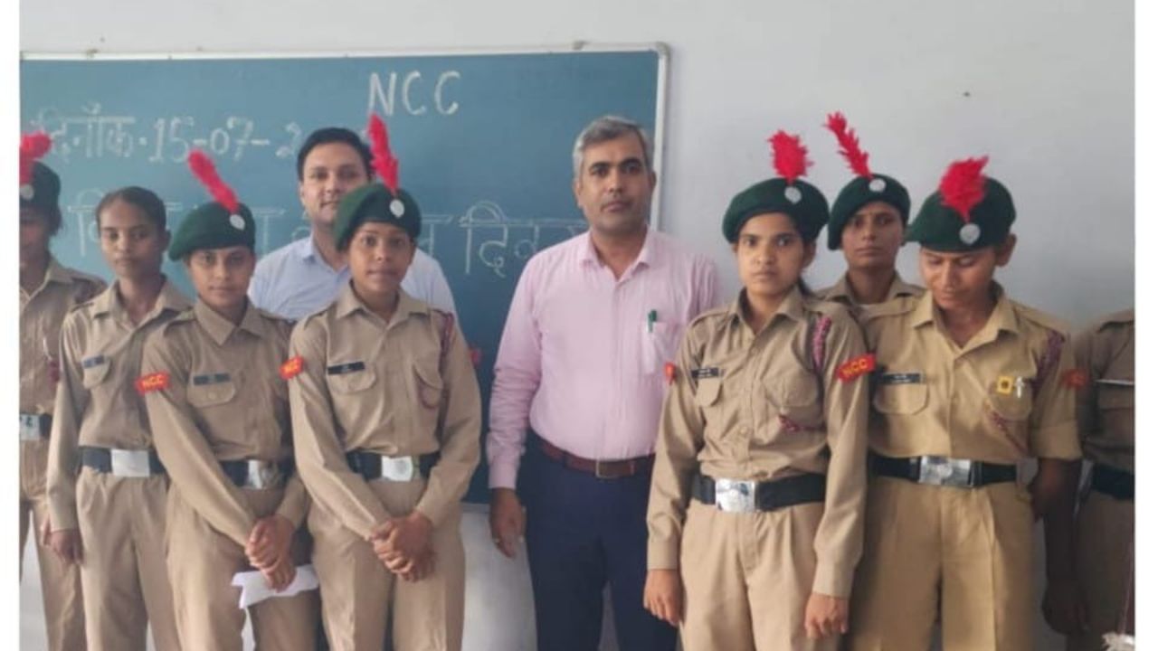 विश्व युवा कौशल दिवस 2026 पर हर्ष विद्या मंदिर पीजी कॉलेज रायसी में विद्यार्थियों और एनसीसी कैडेटों को संबोधित करते कॉलेज सचिव डॉ. हर्ष कुमार दौलत।