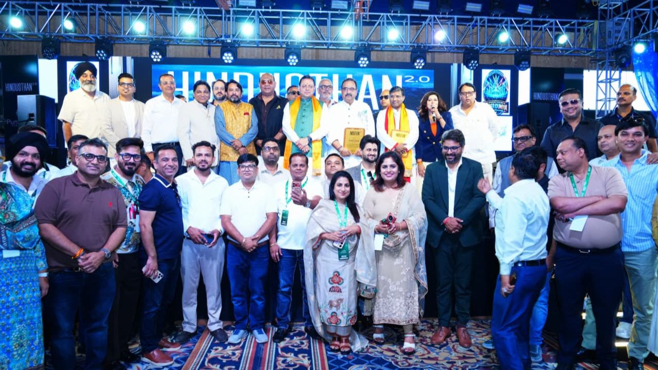 मुख्यमंत्री पुष्कर सिंह धामी देहरादून में 'वेड इन उत्तराखंड' राष्ट्रीय वेडिंग प्रोफेशनल्स सम्मेलन को संबोधित करते हुए।