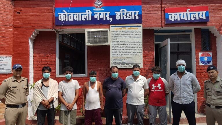 ऑपरेशन प्रहार के तहत हरिद्वार कोतवाली नगर पुलिस द्वारा हरकी पैड़ी क्षेत्र में झगड़ा कर रहे सात लोगों को हिरासत में लेते पुलिसकर्मी।