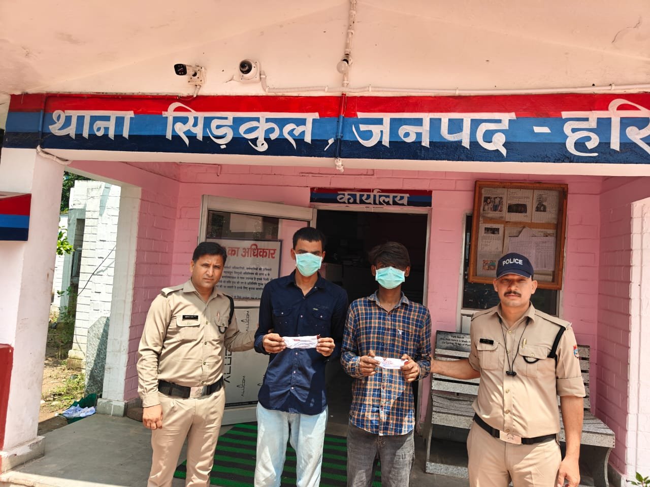 थाना सिडकुल पुलिस ने हरिद्वार में चेकिंग अभियान के दौरान दो युवकों को अवैध चाकू के साथ गिरफ्तार किया।"