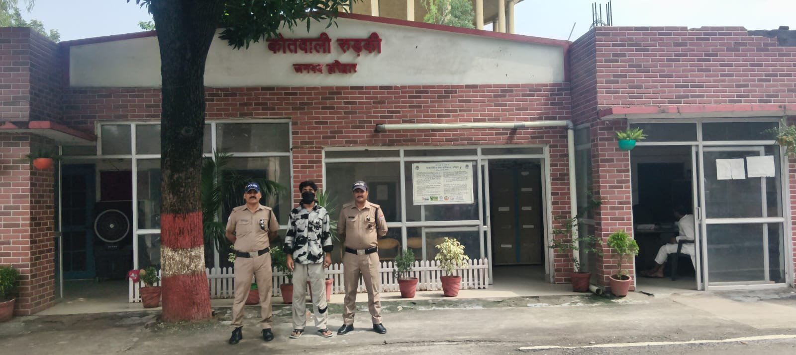 "कोतवाली रुड़की पुलिस ने गोकशी मामले में वांछित गैंगस्टर नौमान उर्फ काला को गिरफ्तार किया।"
