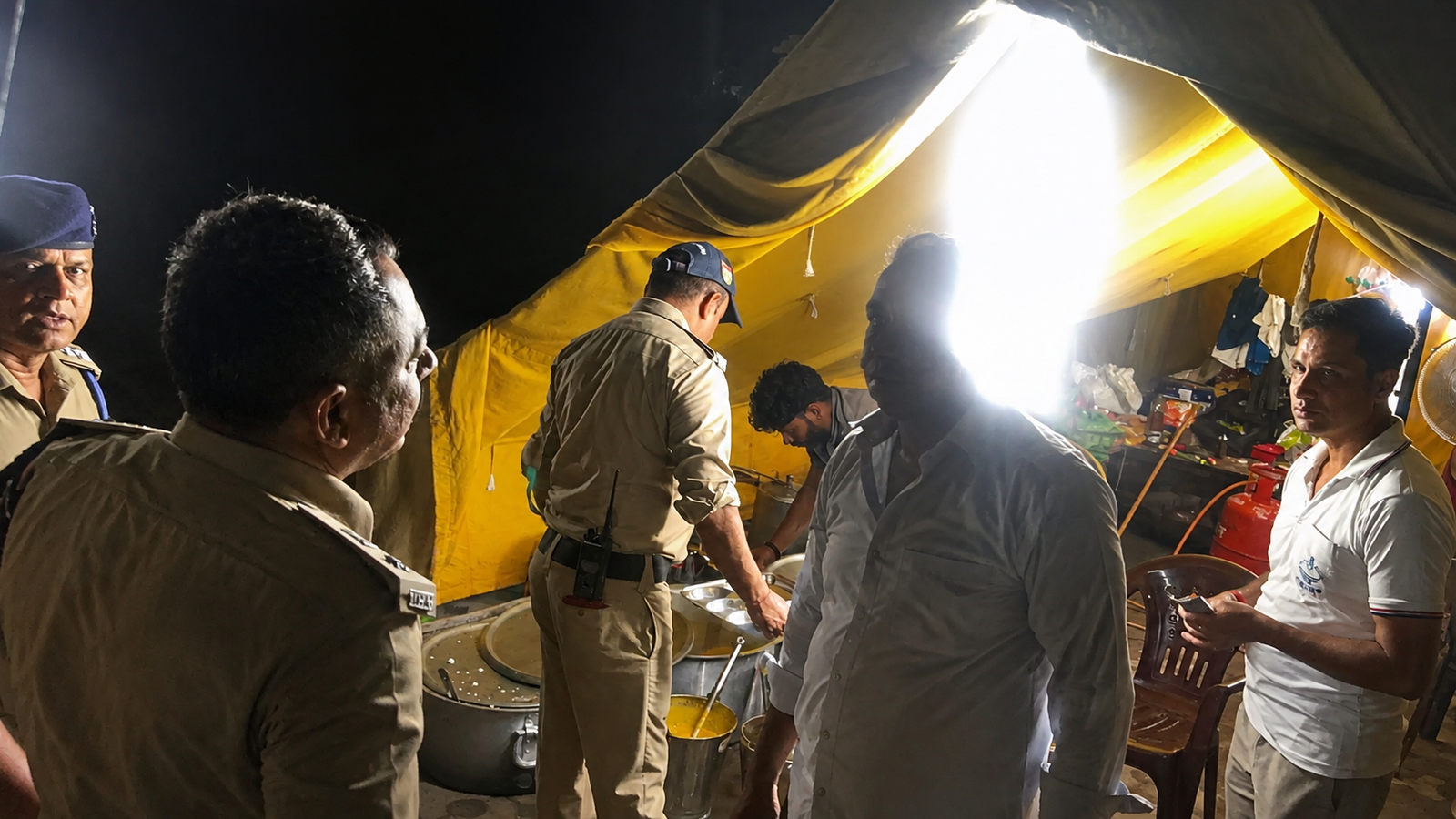 कांवड़ मेला 2026 के दौरान पुलिस मैस का निरीक्षण करते एसएसपी हरिद्वार, भोजन व्यवस्था और स्वच्छता का जायजा लेते हुए