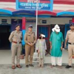 लक्सर रेलवे स्टेशन पर बिछड़ी 8 वर्षीय बालिका को सुरक्षित परिजनों से मिलाती जीआरपी लक्सर पुलिस।